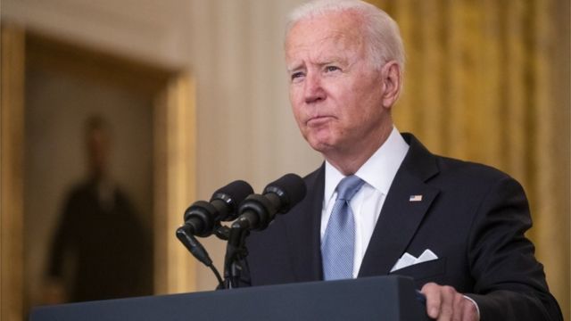 Biden rebate OMS e defende aplicação da terceira dose da vacina nos EUA